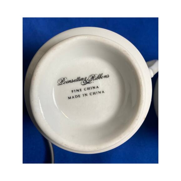 Poinsettia and Ribbons 8 Piece Tea/ Coffe Cup and Plate Set with Storage Case - Picture 9 of 13